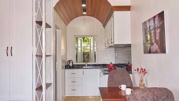 Frigorífico, microondas, placa de cocina y hervidor eléctrico