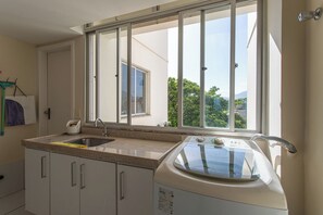 Apartment, Smoking | 3 bedrooms - Apto Pet Friendly com 3 Su tes e Vista Para o Mar (Guarapari)