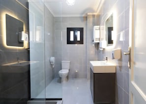 Dusche, Haartrockner, Bidet, Handtücher