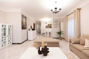 Smart TV - Chez Marie Stays: Maadi 1 (Cairo Governorate)