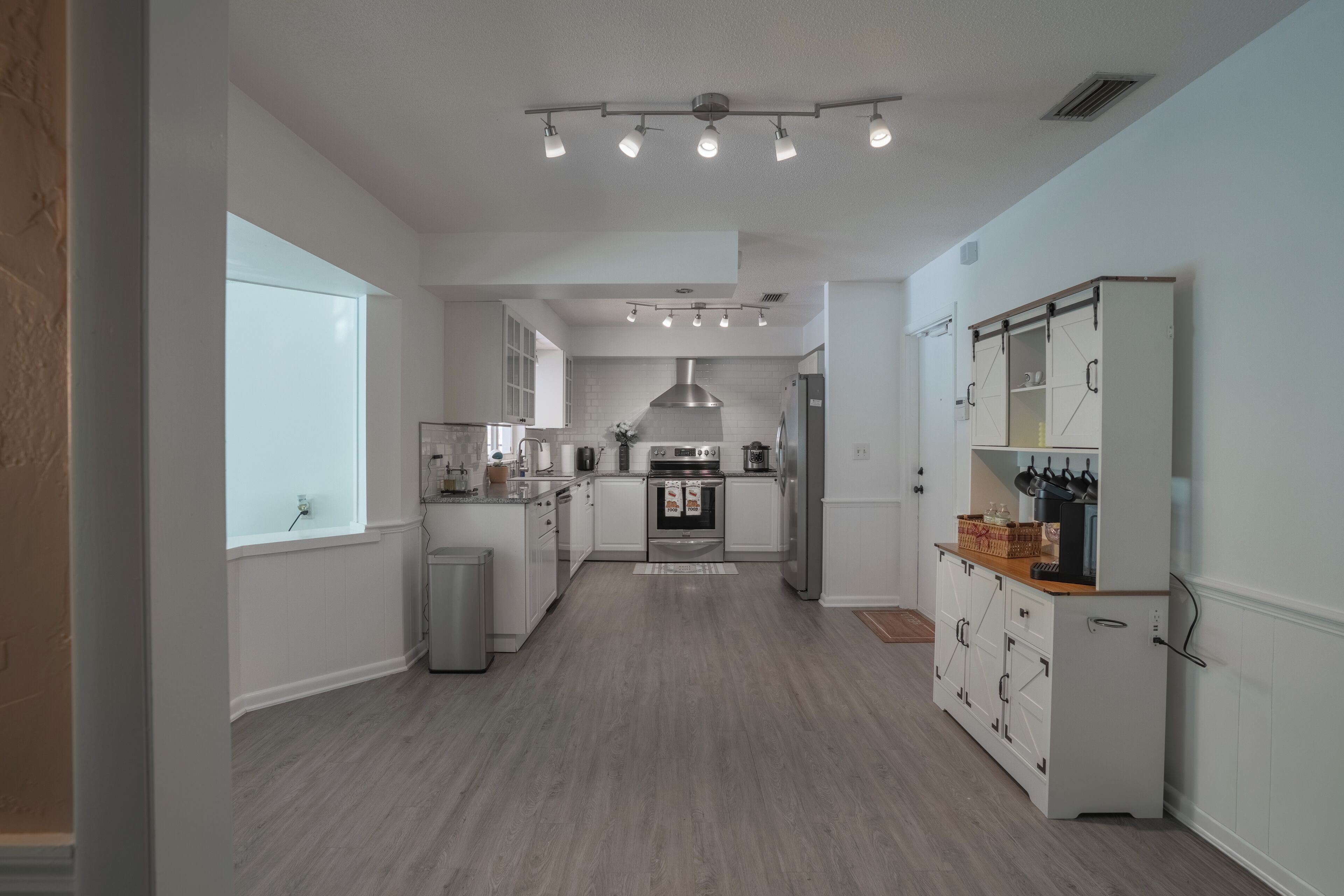 Mikroaaltouuni, uuni, liesi, astianpesukone