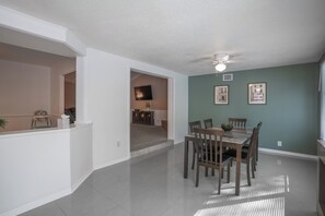 Dining - Spacious 4-bedroom house in pleasant Winter Haven with AC (Winter Haven)