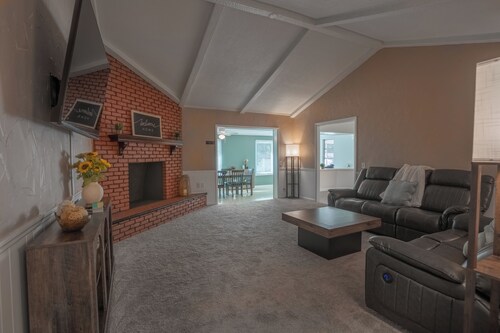 Spacious 4-bedroom house in pleasant Winter Haven with AC