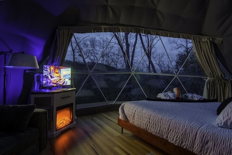 Iron/ironing board, WiFi, bed sheets. Monarch Dome with Sauna and Hot Tub Wellness Stay