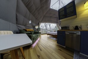 Tabla de planchar con plancha, wifi y ropa de cama 
