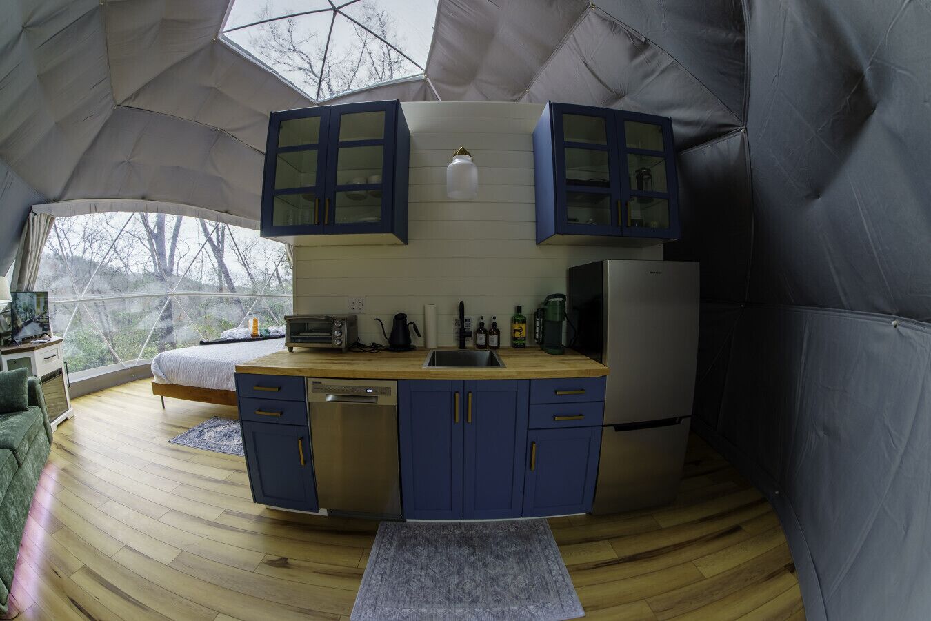 Kühlschrank, Geschirrspüler, Wasserkocher mit Kaffee-/Teezubehör