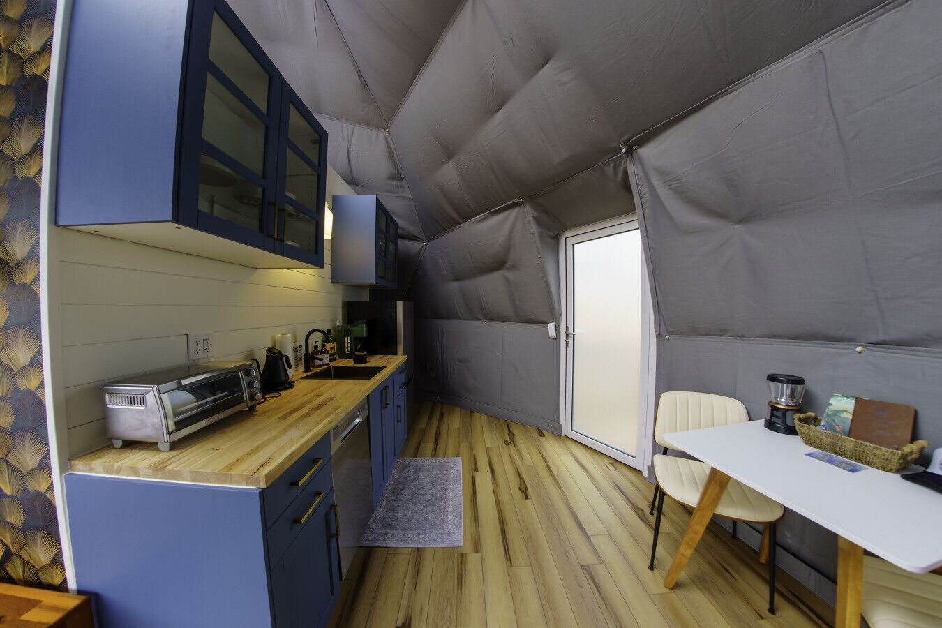 Jääkaappi, astianpesukone, kahvin-/teenkeitin, leivänpaahdin