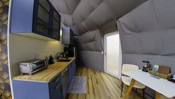 Jääkaappi, astianpesukone, kahvin-/teenkeitin, leivänpaahdin