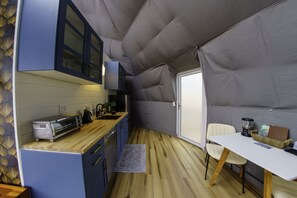 Kühlschrank, Geschirrspüler, Wasserkocher mit Kaffee-/Teezubehör