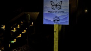 Une enseigne pour le « Monarch Dome », avec un motif de papillon et le logo de « PISGAH DOMES ».