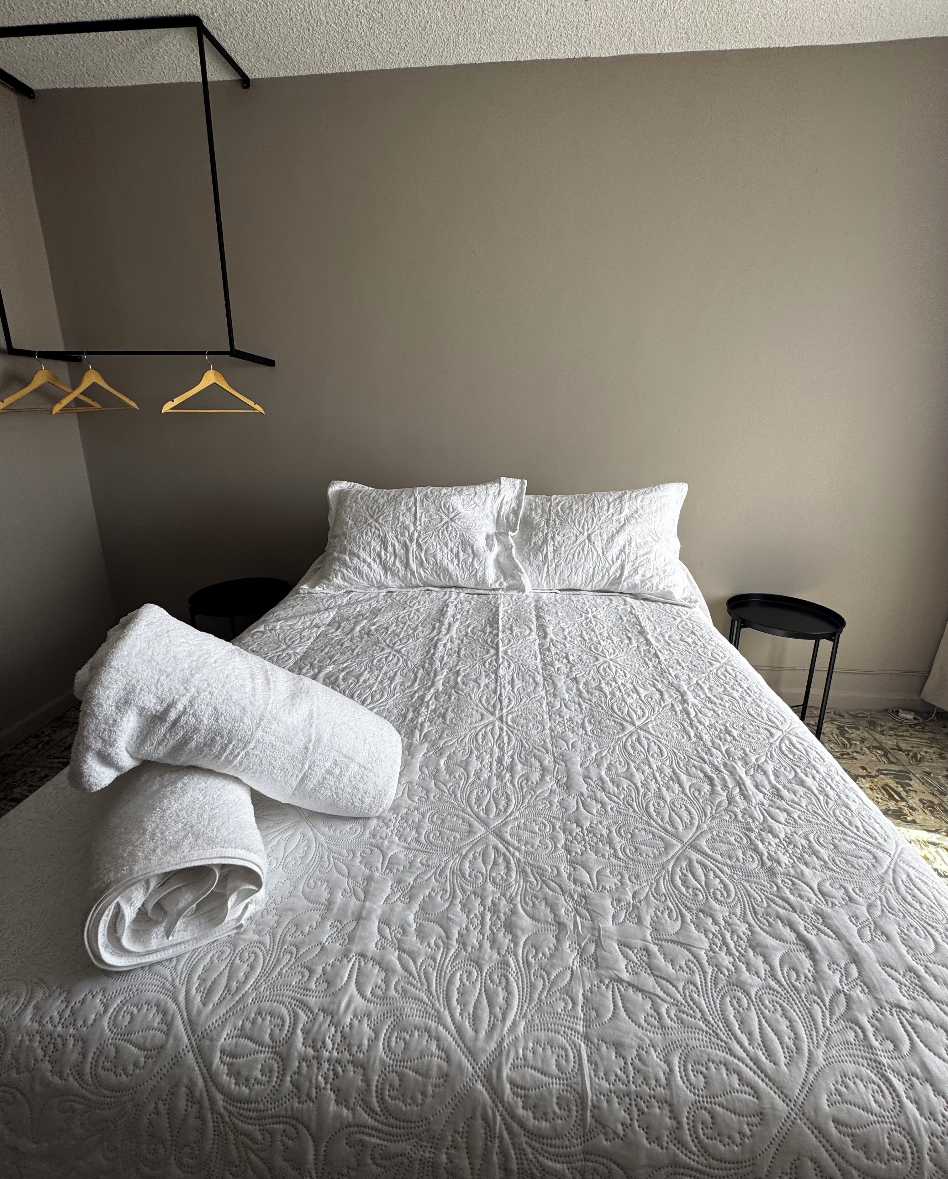 Työpöytä, kannettavalle tietokoneelle sopiva työtila, pimennysverhot