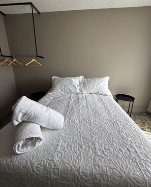 Desk, laptop workspace, blackout curtains, iron/ironing board - CASA UMBRAL -Plaza Principal- (Lagos de Moreno)