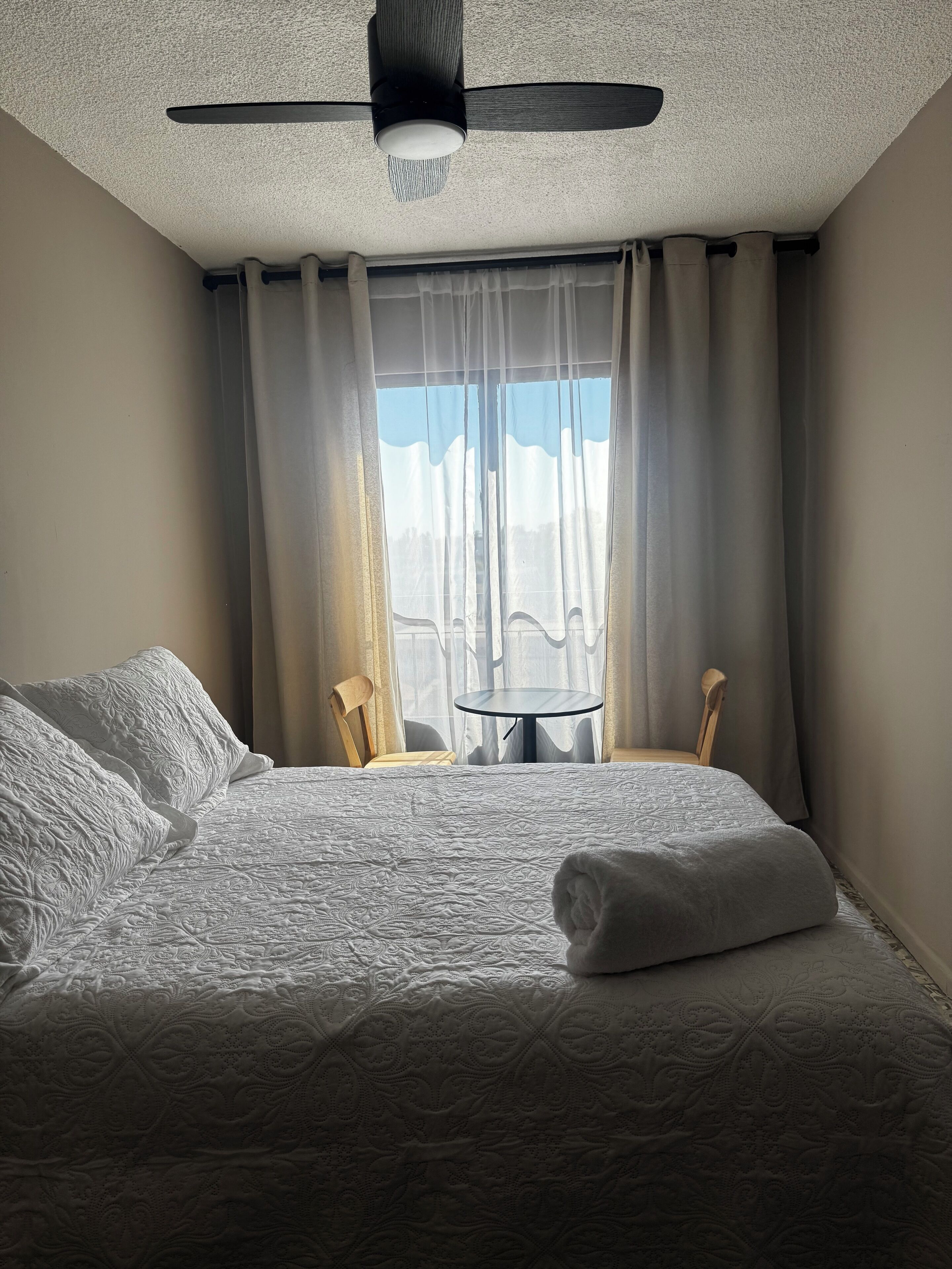 Meja kerja, ruang kerja ramah laptop, dan tirai kedap cahaya