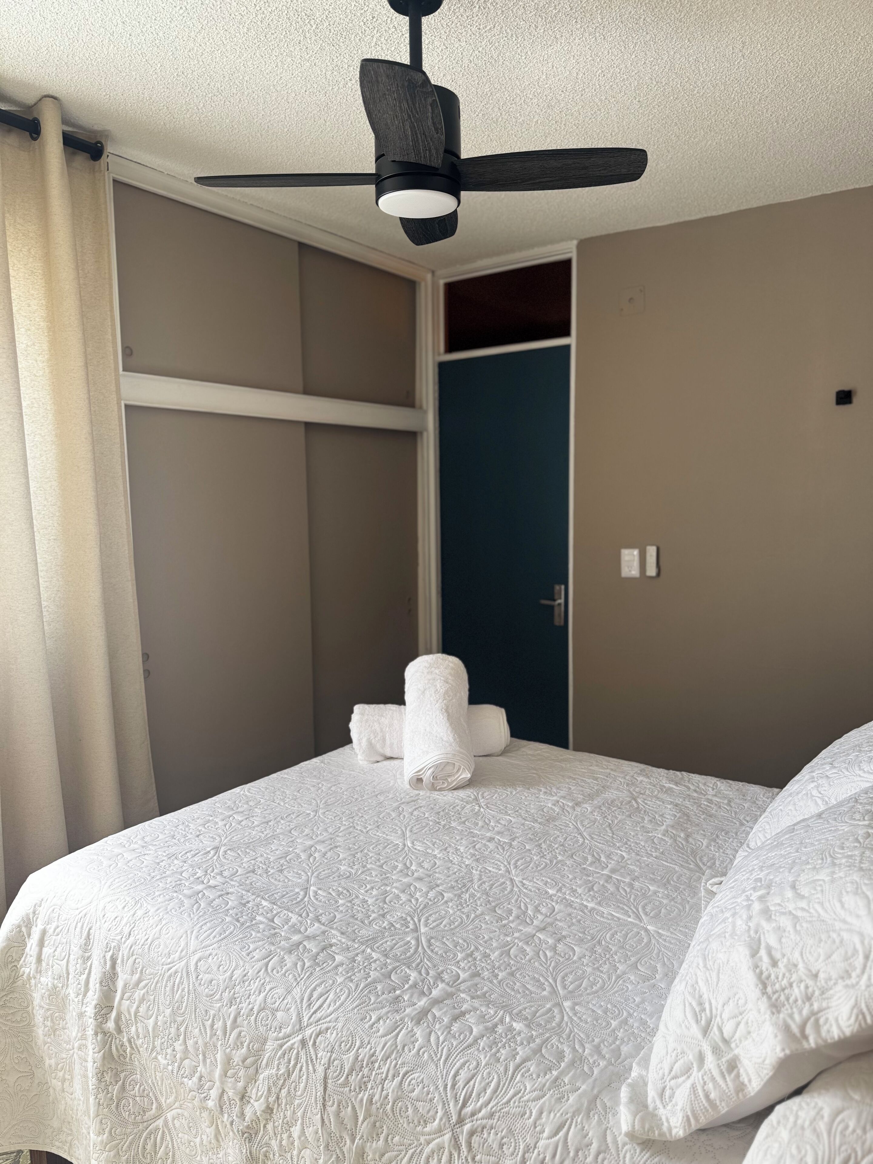 مكتب ومساحة عمل للكمبيوتر المحمول وستائر تعتيم ومكواة/لوح كي