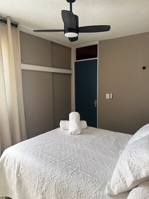 Desk, laptop workspace, blackout curtains, iron/ironing board - CASA UMBRAL -Plaza Principal- (Lagos de Moreno)