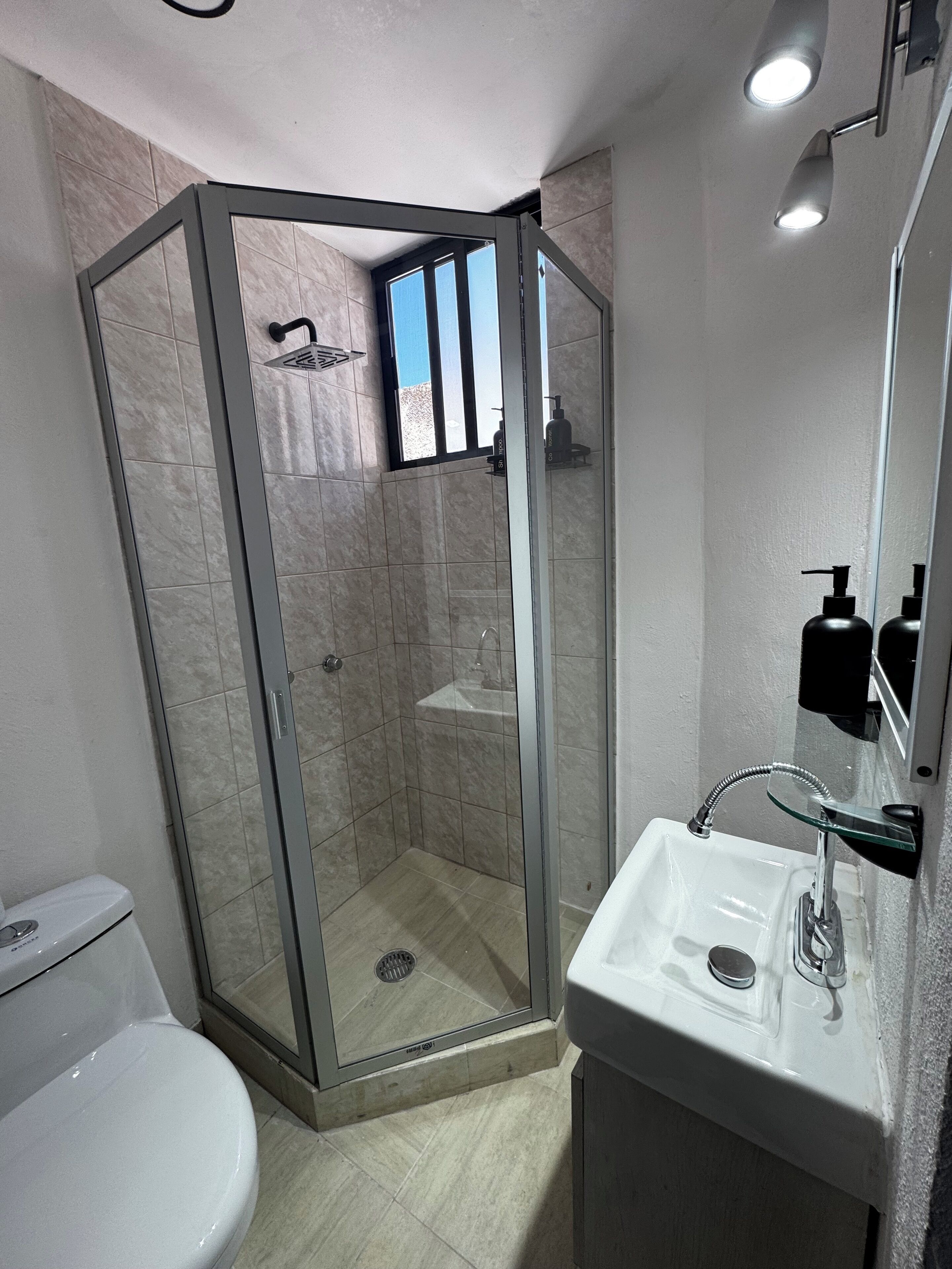 Artículos de tocador gratuitos, secador de pelo, toallas, jabón