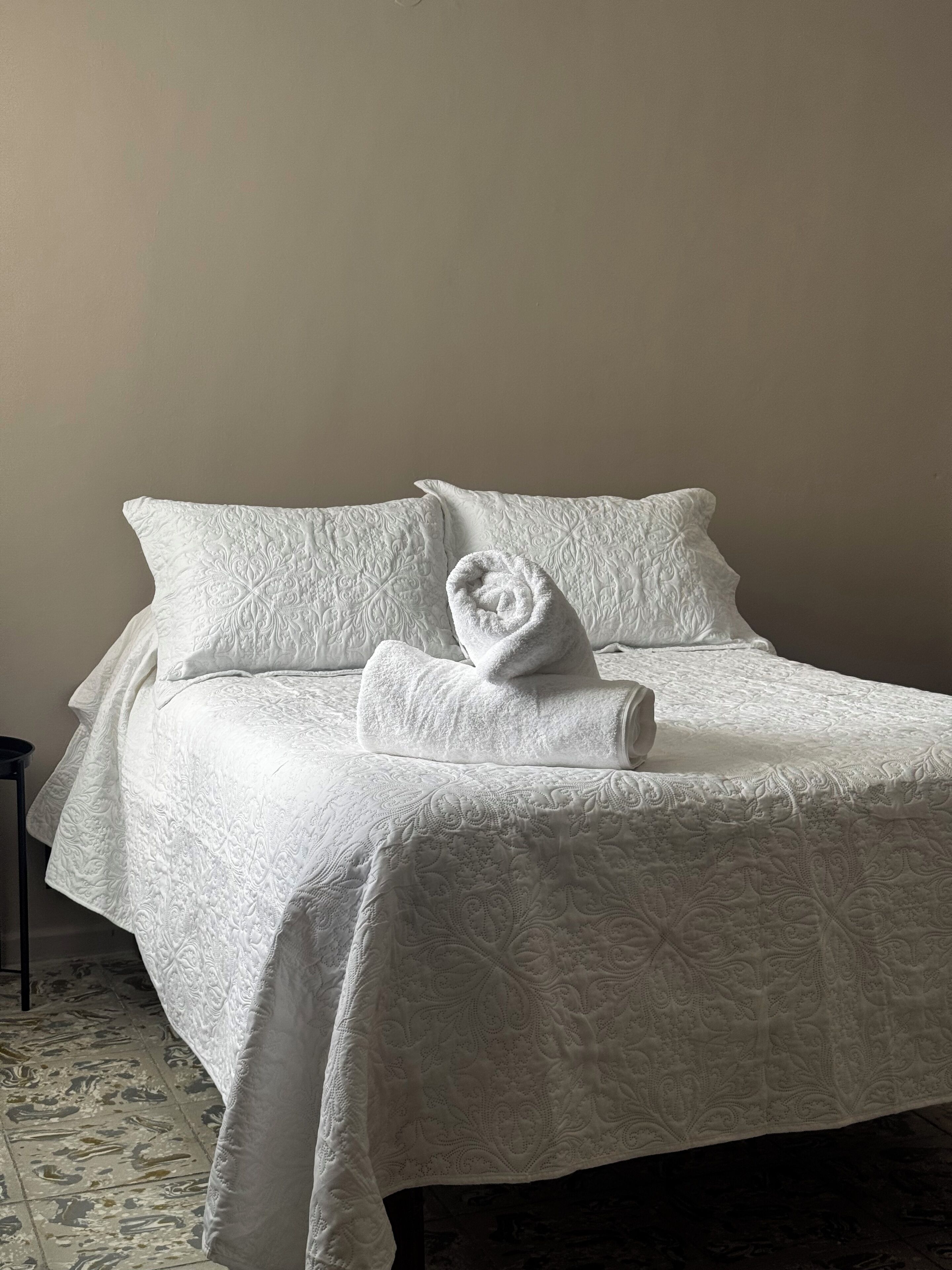 Escritorio, espacio para trabajar con laptop y cortinas blackout 