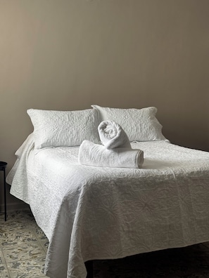 Íróasztal, laptophoz jól használható munkafelület és sötétítőfüggöny