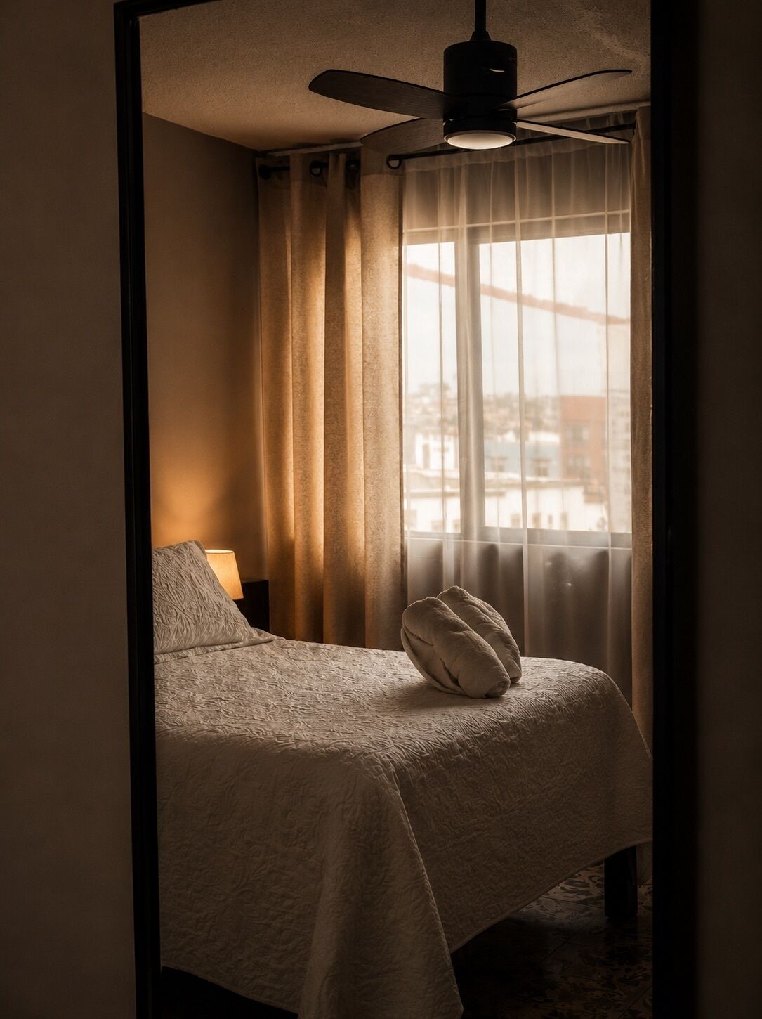 Escritorio, espacio para trabajar con un portátil, cortinas opacas