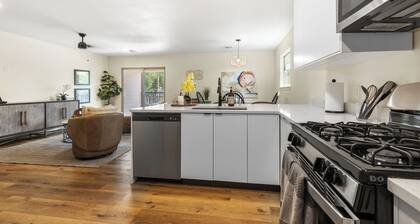 San Marcos King Retreat by TXST, River & Downtown