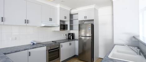 Refrigerador, microondas, horno, placa de cocina