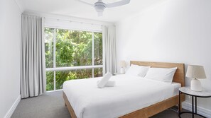 Iron/ironing board, travel cot, free WiFi, bed sheets - Driftwood House - less than 250m to Park Beach (Coffs Harbour)