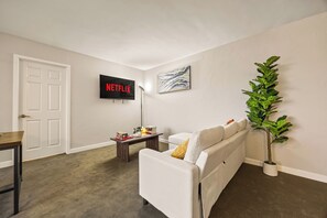 Smart TV, books - Luxury Coastal Stay Near SeaWorld, Airport & Downtown + Free Parking (San Diego)