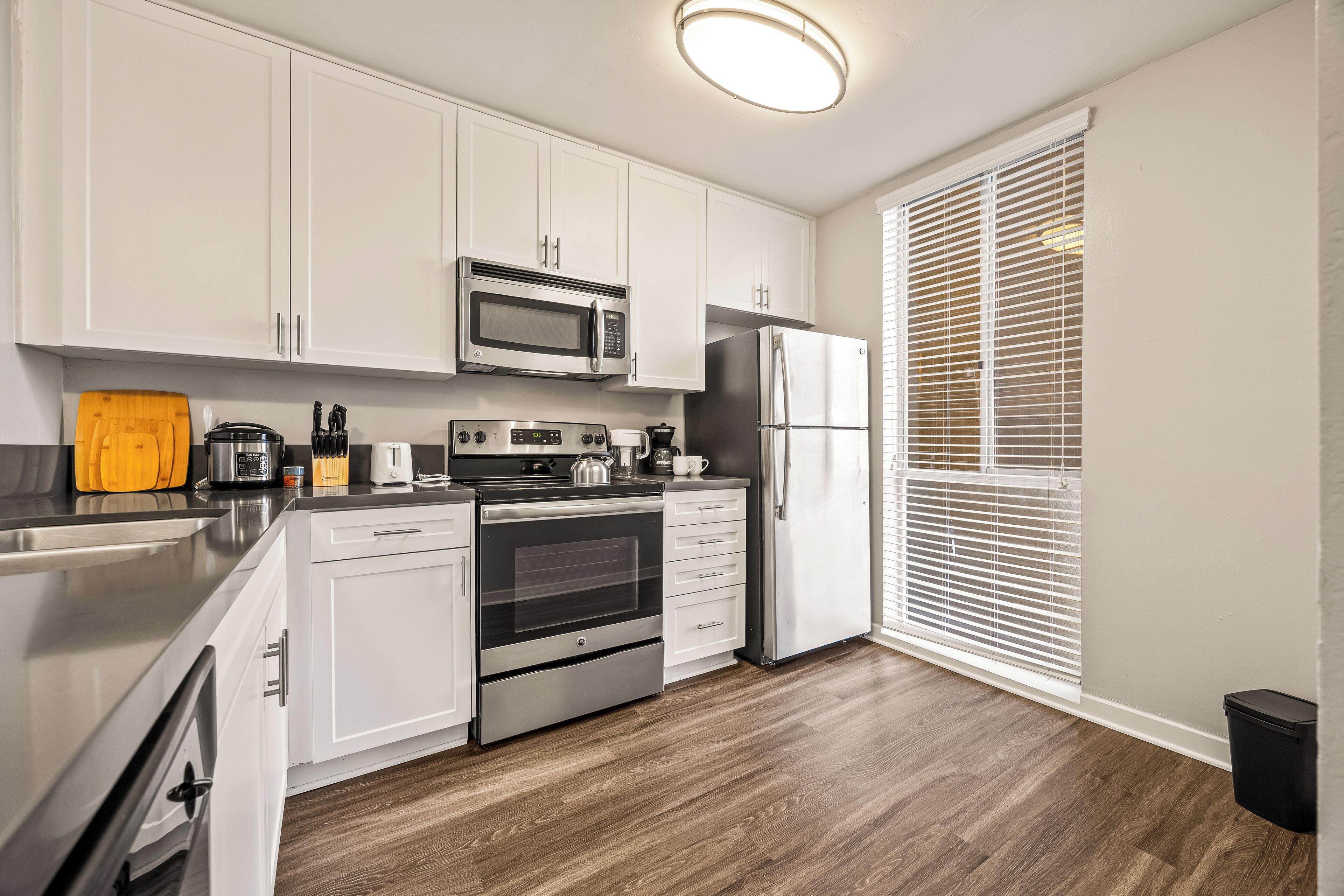 Een koelkast, een magnetron, een oven, een kookplaat