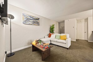 Een smart-tv en boeken