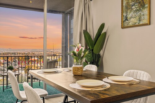 Luxury Coastal Stay Near SeaWorld, Airport & Downtown + Free Parking