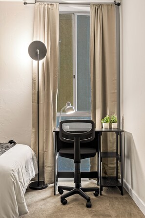 2 slaapkamers, een bureau, een strijkplank/strijkijzer, gratis wifi