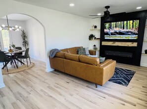 Living area - Redbud: Waterfront, Augusta Canal, 3BR, king bed (Augusta)