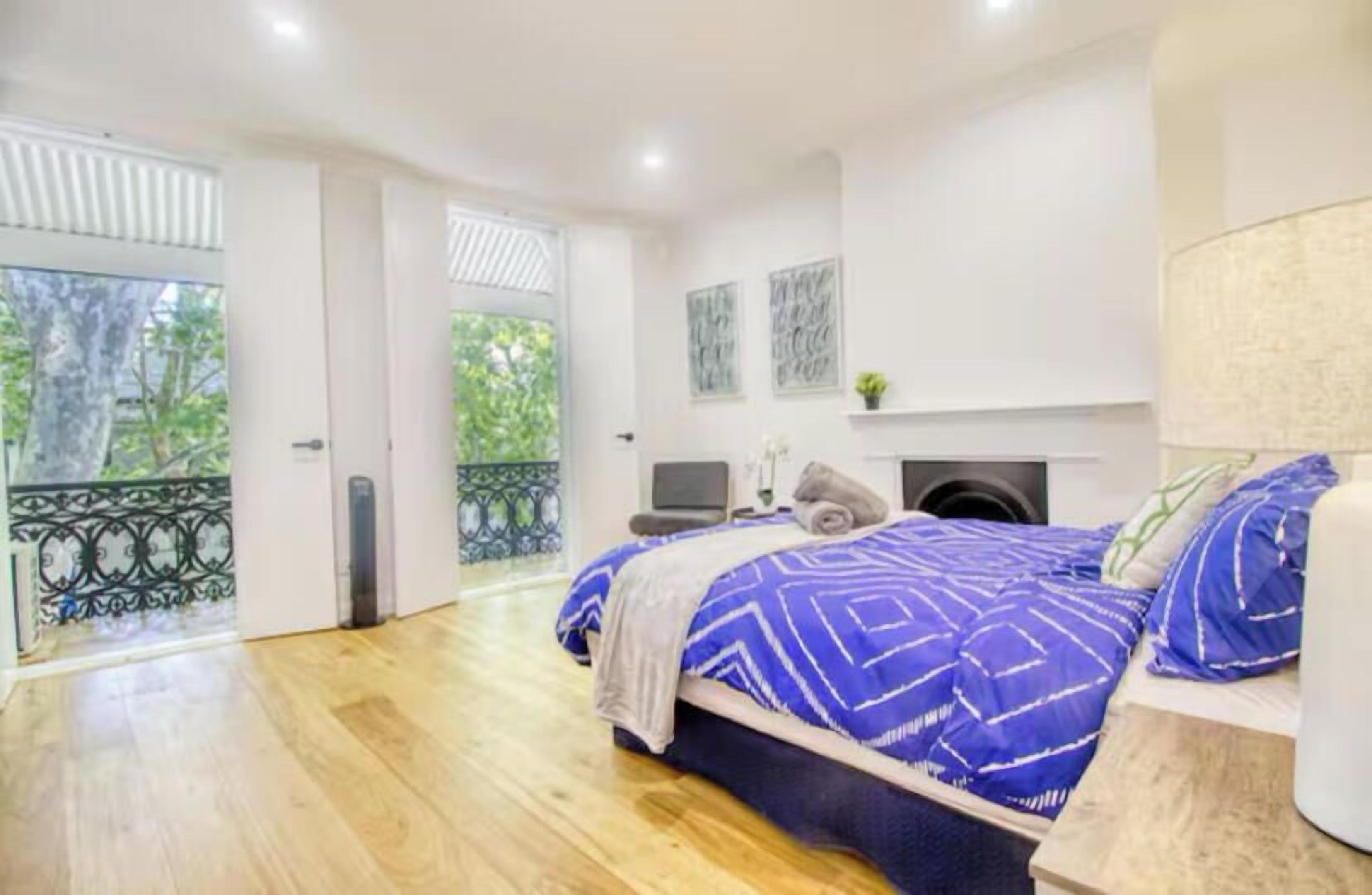 3 soverom, skrivebord, strykejern/-brett og reiseseng for barn