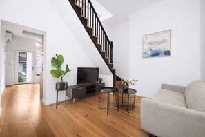 Smart TV - Prime Paddington 3BR Terrace | Walk to CBD (Paddington)