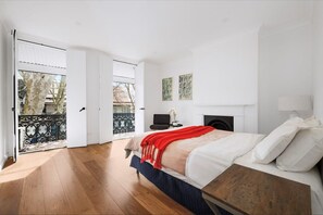 3 slaapkamers, een bureau, een strijkplank/strijkijzer, reisbedje