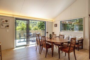 Dining - Birdsong Sanctuary - Be My Guest Waiheke (Waiheke Island)