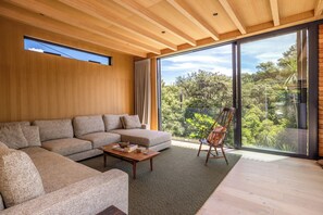 Living area - Birdsong Sanctuary - Be My Guest Waiheke (Waiheke Island)