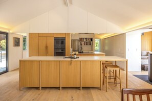 Private kitchen - Birdsong Sanctuary - Be My Guest Waiheke (Waiheke Island)