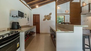 House, Smoking - Casa Pet-friendly em Cond com Piscina e 5 Su tes (Porto Seguro)