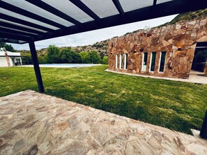 Terrace/patio - Bella Ribera – Riverfront Cabins in Valle Grande with Big Pool & Private Jacuzzi (Mendoza)