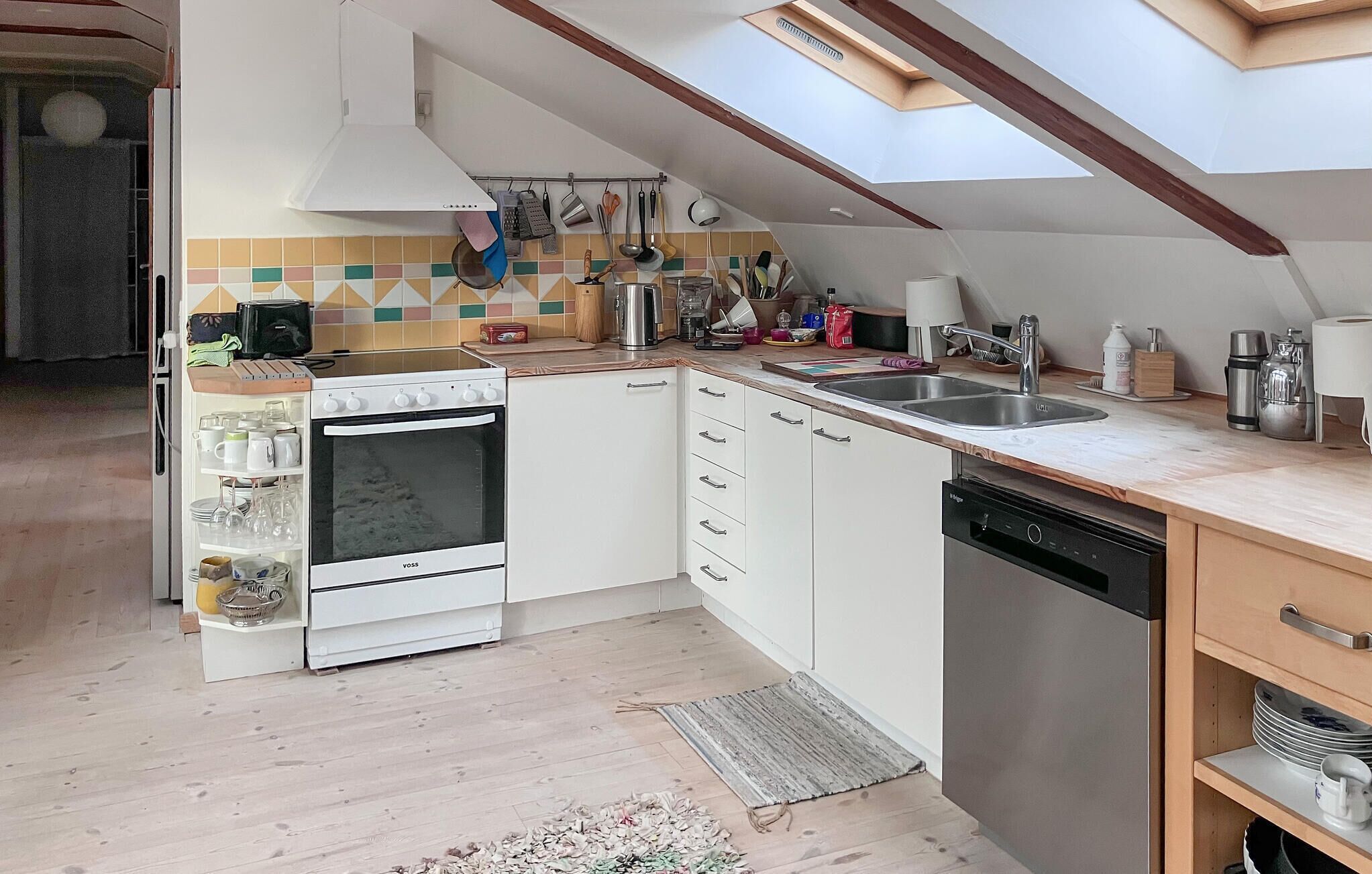 Fridge, stovetop, coffee/tea maker