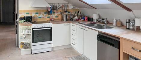 Kjøleskap, kokeplater og kaffetrakter/tekoker