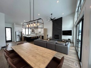 Televisión, chimenea y estéreo 