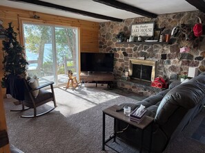 TV, fireplace - Pa's Lake Escape (Wautoma)