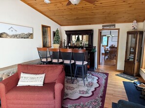 TV, fireplace - Pa's Lake Escape (Wautoma)