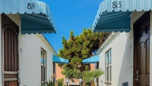 Ein Weg, der zu einer Reihe von Hotelzimmern mit jeweils eigener Nummer führt.