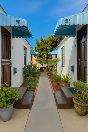 Property grounds - Surf Studio • Steps to Beach • A/C • FREE Bikes (San Diego)