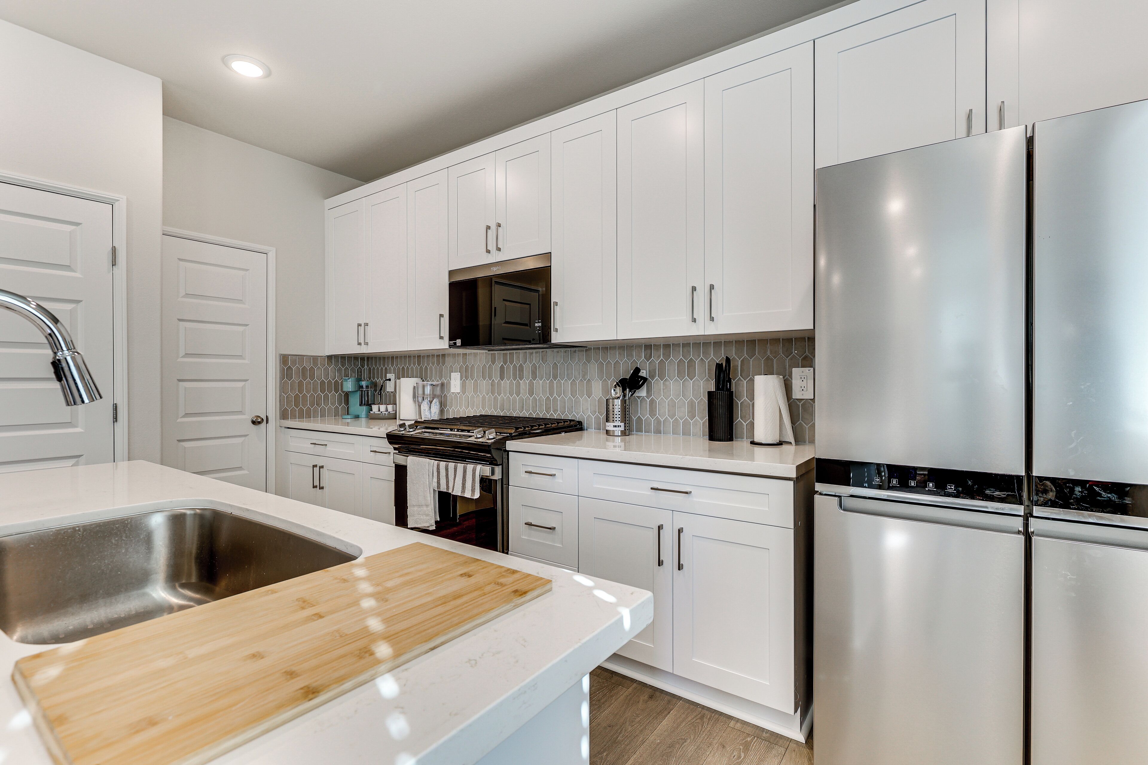 Fridge, microwave, stovetop, dishwasher