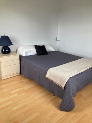 Een strijkplank/strijkijzer, wifi, beddengoed, rolstoeltoegang