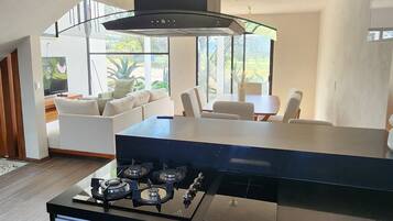 Micro-ondes, batterie de cuisine, vaisselle et ustensiles